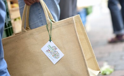 Bei den Marktbeschickern gab es gegen eine Spende Jute-Taschen für die Einkäufe.