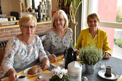 Bei einem leckeren Frühstück lassen sich die Damen den fair gehandelten Kaffee schmecken.