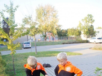 Fußballer der E-Junioren beim Baumpflanzen.
