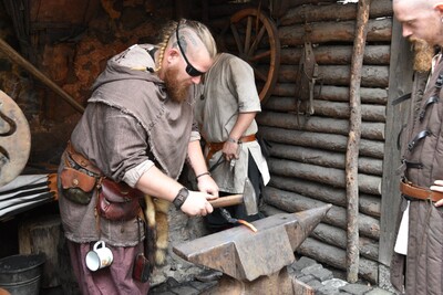 Die Besucher bekommen Einblicke in traditionelles Handwerk.