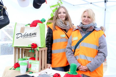 Warm eingepackt warten die Händler auf wetterbeständige Besucher.