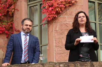 Bürgermeister Daniel Christian Glöckner und Simone Grünewald, Fachbereichsleiterin Kultourismus und Museum, übergeben die neue Ausstellung