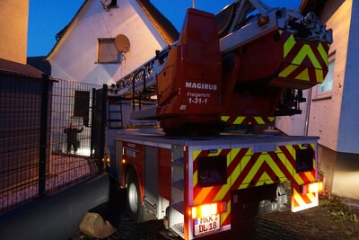 Das mühsame Rangieren der Drehleiter an einer Engstelle
