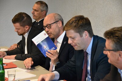 Polizeipräsident Roland Ullmann stellt den KOMPASS-Leitfaden vor.