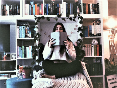 Bücher, über Bücher - Roxanne Grimm in ihrer Leseecke. - <i>Foto: Privat</i>