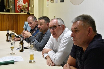 Von links: Burkhardt Lang vom TV Steinau, Dirk Spielmann, Vorsitzender der Feuerwehr Sarrod, Michael Graf vom FV Steinau und Udo Schlegel, erster Vorsitzender der Feuerwehr Steinau.