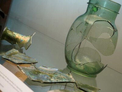 Zerstörtes Glasgefäß aus der Sammlung des Brachttal-Museums Spielberg.