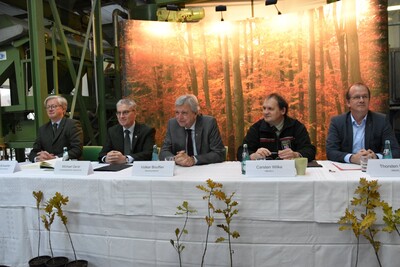 Von links: Christian Schäfer, Michael Gerst, MP Volker Bouffier, Carsten Wilke, Thorsten Neels und Stefan Nowack.