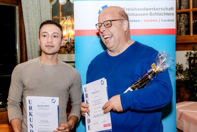 Bilderserie: Die stolzen Junghandwerker zusammen mit den Obermeistern