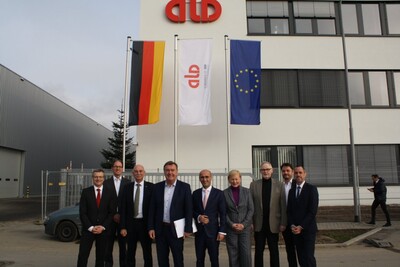 Oberbürgermeister Claus Kaminsky und Erika Schulte, Geschäftsführerin der Hanau Wirtschaftsförderung GmbH freuen sich - gemeinsam mit dem ALD-Vorstand, Vertretern der Dietz AG und des Bauunternehmens Goldbeck - über die Fertigstellung der neuen Gebäude - <i>Foto: Stadt Hanau</i>