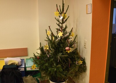In der Tagesstätte wird Weihnachten gefeiert.