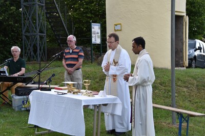Pfarrer Stefan Kümpel (2.v.r.) hielt die Bergmesse ab.