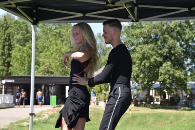 Das Tanzpaar Nico und Lara heizte den Besuchern des Strandbades mit rhythmischen Bewegungen ein.