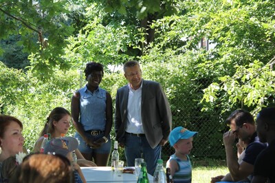Bürgermeister Stefan Erb ist voll des Lobes über die engagierte Tagesmutter Cindy Ennin.