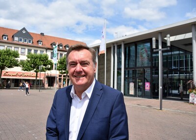 Auch Oberbürgermeister Claus Kaminksy hisste in Hanau die Flagge gegen Atomwaffen. - <i>Foto: Stadt Hanau</i>