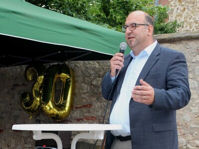 Bürgermeister Klaus Schejna eröffnet das Sommerfest zum 30. Geburtstag des Rodenbacher Medientreffs.
