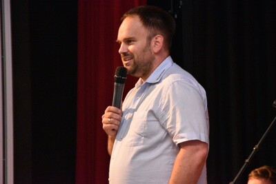 Kurdirektor Stefan Ziegler heißt die rund 250 Besucher willkommen.