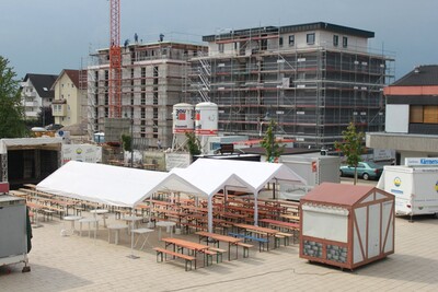 Der Aufbau läuft: Am heutigen Freitag wird um 20 Uhr das Weindorf auf dem Rathausplatz mit Livemusik eröffnet. 