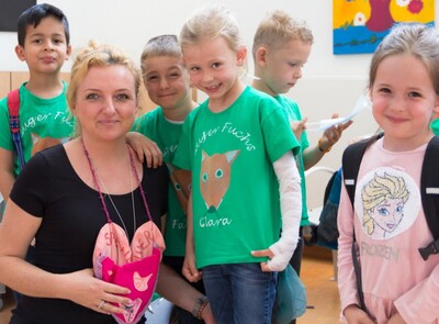 Stellvertretend für alle Vorschüler haben Sarwar Dean, Fabian Dinter, Clara Rachor, Luke Disser und Michelle Fuchs (v.l.n.r.) das gefüllte Spendenherz stolz an Janette Michalski übergeben.