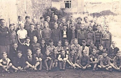 Die im Jahr 1953 eingeschulten 49 Schüler aus dem Altkreis Gelnhausen. - <i>Foto: Privat</i>