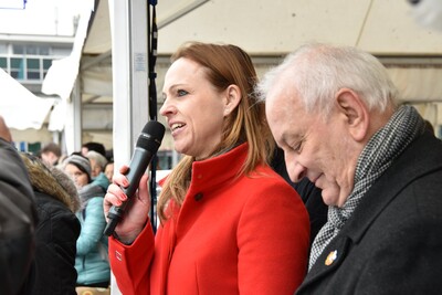 Martina Butz, Geschäftsführerin des Hauptsponsors Stadtwerke Hanau, eröffnet die Eisbahn.