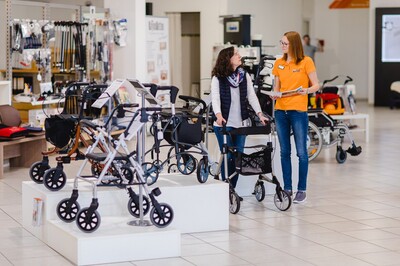 Eine Mitarbeiterin des Vital-Zentrums Ruppert informiert eine Kundin über Gehhilfen in den Ausstellungsräumen in der Gartenstraße.
