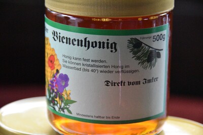 Für 5,50 Euro verkauft der 11-Jährige seinen Bienenhonig.