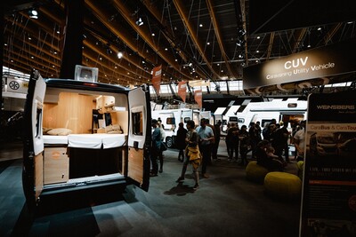Ein neuer CMT-Rekord für Knaus Tabbert: Auf der diesjährigen Messe verkaufte das Unternehmen mehr Fahrzeuge als im vergangenen Jahr an begeisterte Kunden. Besonders bei den CUVs – hier ein Blick in die Halle 10 – schrieb Knaus Tabbert sensationelle Zahlen