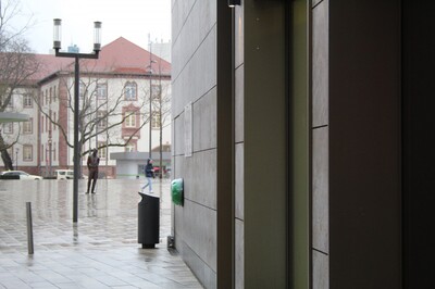 Ein automatischer Defibrillator wurde heute am Einkaufszentrum „Forum“ in Hanau offiziell übergeben