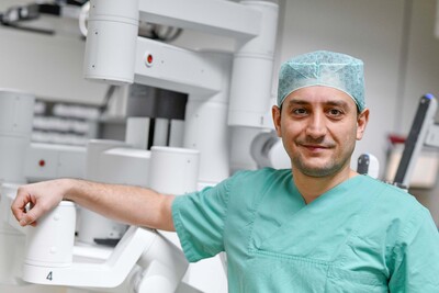 Der leitende Oberarzt Svetoslav Dyakov hat im vergangenen Jahr 100 Operationen mit dem DaVinci-Roboter durchgeführt.