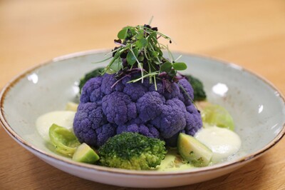 Mitarbeiter haben täglich die Wahl zwischen mehreren vegetarischen, nicht vegetarischen und veganen Kreationen. 
