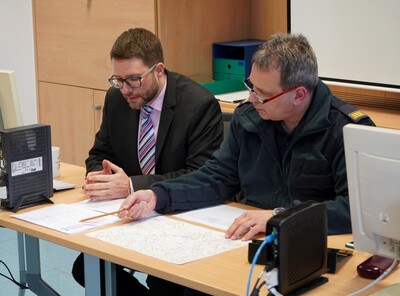 Landrat Thorsten Stolz und Kreisbrandinspektor Markus Busanni bei der Auswertung der Einsätze rund um den Sturm.