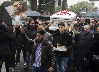 Mit Mercedes K. wird auf dem Neuen Friedhof in Offenbach das erste Opfer des Anschlags von Hanau beigesetzt. - <i> Foto: Boris Roessler/picture alliance/dpa</i>