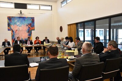 In einer kurzfristig anberaumten Pressekonferenz informieren Kreisspitze und Stadt Hanau gemeinsam über den Umgang mit dem Coronavirus.
