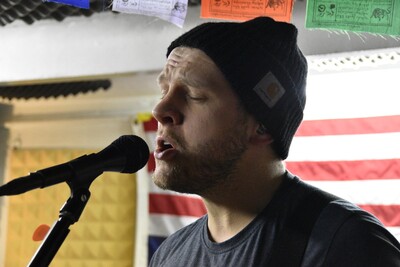 Bandleader Eric Fogg ist Gitarrist und Sänger der Band.