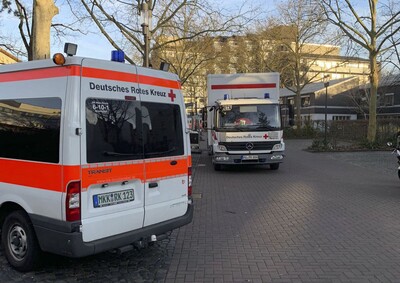 Aufbau des Fieberzelts vor dem Klinikum Hanau