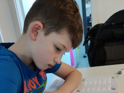 Für das Home-Schooling haben die Kinder Aufgaben von ihren Lehrer/innen bekommen.