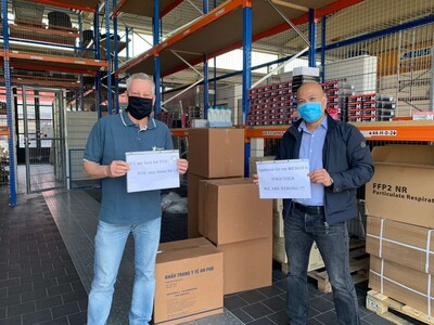 Norbert Pfefferle übernimmt für den Krisenstab der Stadt Hanau die großzügige Maskenspende der Firma A & V Import Export