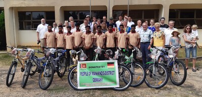 Auszubildende des Technical Trainings Instituts, die weit entfernt wohnen, erhielten  Fahrräder, um ihre Ausbildungsschule  zu erreichen. Kosten je Fahrrad  90 Euro