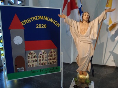 Die Fotos zeigen die Fototafel mit den Namen und Portraits der Kesselstädter Kommunionkinder.