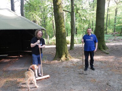 SPD-Vorstandsmitglieder Boris Bogojev (mit Hund) und Bernd Klippel freuen sich über einen sauber gereinigten Unterstand, den der SPD-Ortsverein während seiner 1. Mai-Feier traditionell zur Grillhütte umfunktioniert.