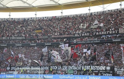 Ein volles Stadion - auch bei Eintracht Frankfurt ein bislang gewohntes Bild