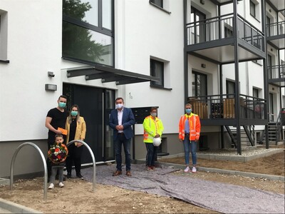 Ahmet, Kübra und Ayaz Bayram freuten sich nicht nur über ihre neue Wohnung, sondern auch über ein Einzugsgeschenk von Oberbürgermeister Claus Kaminsky