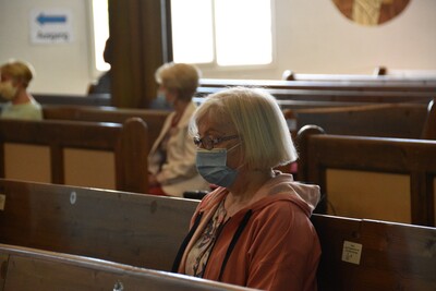 Mit Mundschutz und genügend Abstand konnte der Gottesdienst besucht werden.