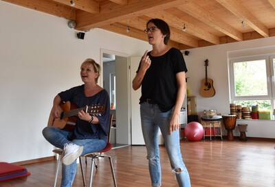 Bevor das Video gedreht wurde, probten Musiktherapeutin Silke Knoll (links) und ...
