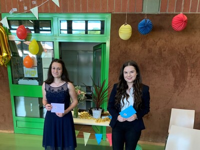 Die Schülerinnen Patricia Daus und Jessica Langer (beide R10a)