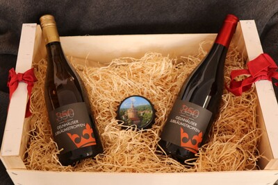 Weiß oder rot? Der Festwein zum 850. Stadtgeburtstag ist in der Tourist-Info an diesem Wochenende für 850 Cent die Flasche zu haben. - <i>Foto: Stadt Gelnhausen</i>