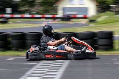 Geschwindigkeiten von bis zu 75 km/h sind bei den Karts möglich.