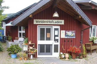 MIlchprodukte und viele weitere Waren aus der Region gibt es im Hofladen