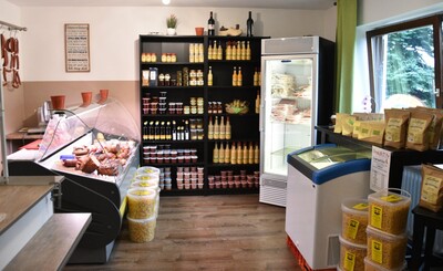 Im Hofladen gibt es zahlreiche hofeigene Produkte.